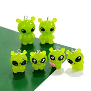 Fluoreszierende Grüne Harz Außerirdische Charms Lustige Süße Cartoon Pendants Für DIY Ohrringe Schlüsselanhänger Halskette Schmuckherstellung