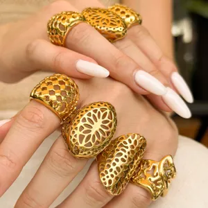 Bague Large Ajourée Irrégulière Vintage pour Femme en Acier Inoxydable Plaqué Or 18K Anneau de Doigt Ouvert Géométrique Bijoux