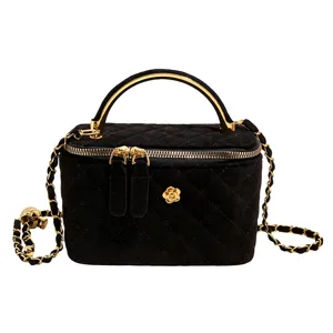 Bolso caja de terciopelo negro acolchado, con asa dorada, correa de cadena y adorno de flor
