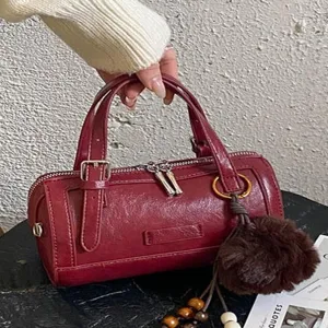 Sac Boston Rétro en Cuir PU pour Femmes Forme d'Oreiller Minimaliste Petit Sac à Main Bandoulière Avec Pendentif Boule de Poils