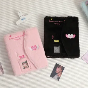 Classeur de Photocard en Peluche Polaroid Mini Album Photo Broderie Ailes de Cœur Mignon Carnet de Collection Cartes d'Idole