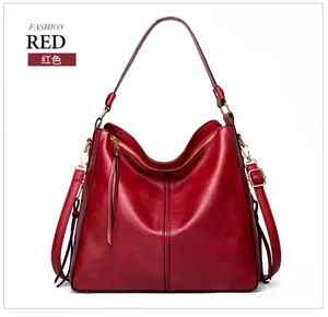 Sac rouge en similicuir avec zip doré, éléments métalliques et bandoulière réglable