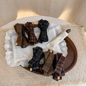 Pince Banane Vintage à Nœud en Laine à Carreaux pour Femmes Barrettes à Cheveux Rétro avec Étiquette en Métal pour Automne Hiver Accessoires Cheveux en Tissu Épais