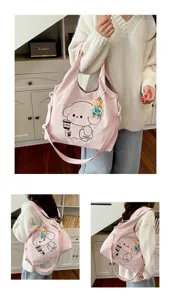 Vue d’une personne portant un sac rose décoré d’un chien cartoon et d’un pendentif ourson coloré