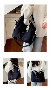 Trois vues montrent le sac noir porté à la main, à l’épaule et en bandoulière, avec un motif d’ours.