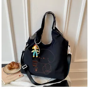 Sac noir en tissu présenté avec un motif de chien et café, une chaîne perlée et un pendentif
