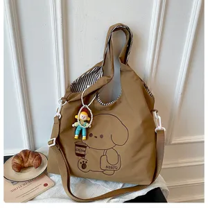 Sac kaki avec broderie d’un chien tenant une tasse de café, pendentif en perles et bandoulière réglable