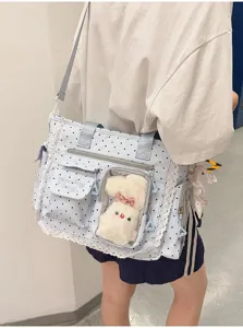 Sac à pois bleu clair porté en bandoulière, avec dentelle et pochette transparente à ourson