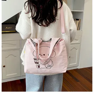 Vue de dos d’un modèle portant un sac rose à motif d’ours et une longue bandoulière