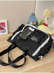 Sac noir à pois sur une table en bois, avec dentelle blanche et poche transparente