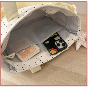 Sac à pois ouvert avec doublure gris clair, fermeture éclair, téléphone et portefeuille