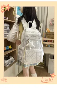 Vue de dos d’une élève avec un sac blanc à étoiles, détails rayés et poche avant transparente