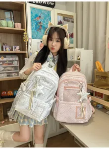 Deux sacs à dos blancs et roses à rayures, à pois, avec des breloques étoile en scène de vie