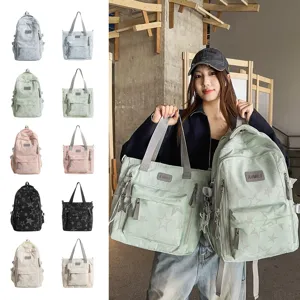 Plusieurs coloris de sacs à dos en nylon à étoiles et de cabas assortis, présentés par un modèle