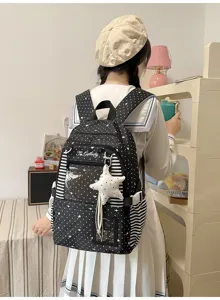 Vue de dos du sac à dos noir à étoiles, avec pendentif étoile blanc et poches latérales rayées