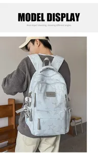 Modèle portant un sac à dos bleu clair à étoiles, avec poche avant, fermetures éclair et bretelles