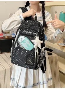 Vue du sac à motif d’étoiles, avec côtés rayés, poche transparente et pendentif étoile en peluche