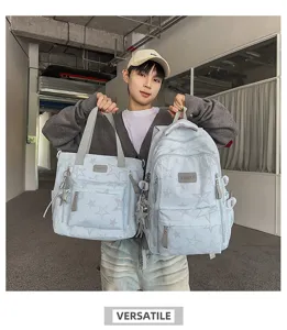 Un modèle présente un sac à dos bleu clair à étoiles et un cabas assorti dans un couloir intérieur