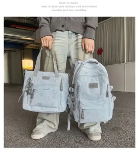 Modèle tenant un cabas et un sac à dos bleu clair à étoiles, avec poches zippées et breloques