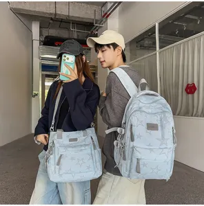 Deux modèles montrent des sacs bleu clair à étoiles, avec un sac à dos et une besace assortie