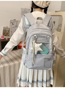 Vue arrière du sac gris à pois, avec empiècements rayés, poches avant et breloque étoile