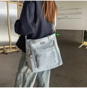 Sac bandoulière bleu clair à étoiles, avec poche avant zippée et breloque étoile suspendue