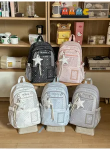 Cinq sacs à dos à pois avec breloques étoile et panneaux rayés, présentés ensemble.