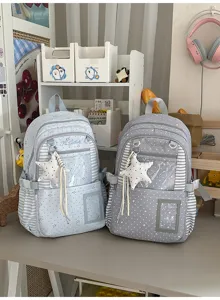 Deux sacs à dos bleu clair et gris, à motifs étoilés, poches rayées et porte-cartes transparents