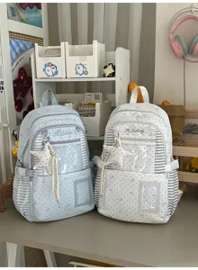 Deux sacs à dos côte à côte, bleu clair et blanc, avec motifs étoilés et panneaux rayés