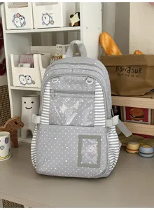 Sac gris vu de face, à motifs blancs de pois et d’étoiles, poches transparentes et côtés rayés