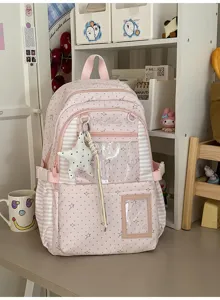 Détail du sac rose : imprimé étoiles et pois, côtés rayés, poche transparente et breloque étoile