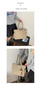 Vue de deux angles d’un sac beige à poches latérales, tenu à la main avec un pendentif en peluche