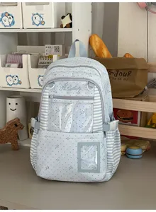 Vue de face avec motifs d’étoiles et de pois, empiècements rayés et poches transparentes
