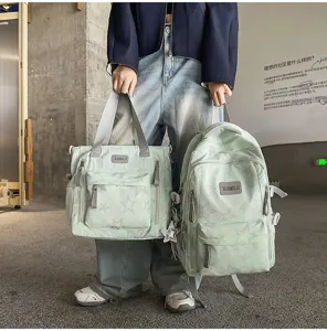 Vue de rue d’un modèle portant un sac cabas et un sac à dos assortis, vert pâle à étoiles
