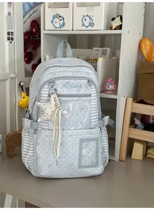 Détail du tissu bleu pâle à étoiles, des rayures, de la poche transparente et du pendentif étoile