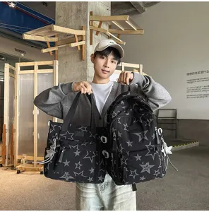 Un modèle tient un sac à dos noir à étoiles et un cabas assorti, tous deux ornés de breloques étoile
