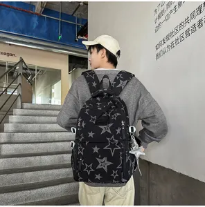 Vue de dos d’une personne portant un sac à dos noir à étoiles grises, avec un pendentif étoile