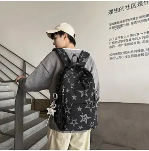 Vue de dos d’une personne portant un sac à dos noir à étoiles grises, avec un pendentif étoile argenté
