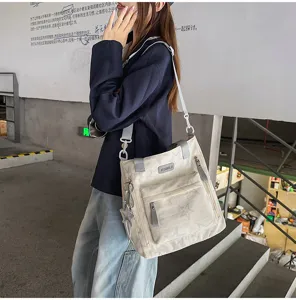 Sac ivoire à imprimé étoiles porté en bandoulière, avec poche zippée devant et breloque étoile