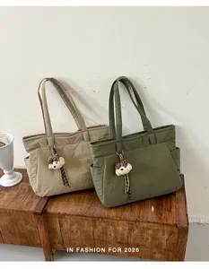 Deux sacs spacieux kaki et vert olive, avec poches latérales et petits oursons en peluche suspendus