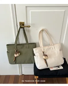 Sacs cabas vert olive et ivoire, à texture plissée, doubles anses et breloques en peluche