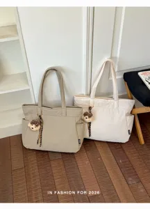 Sacs cabas kaki et crème avec poches extérieures, breloques ourson et cordons à carreaux