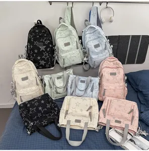 Vue de plusieurs sacs à dos et cabas à étoiles, en tons pastel et en noir, présentés ensemble