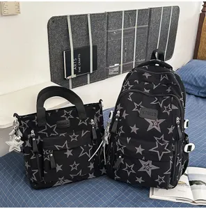 Sac à dos noir et sac à main assorti à motifs d’étoiles, présentés avec un pendentif étoile