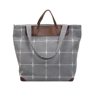 Graue Canvas-Shopper-Tasche mit Karomuster, braunem Kunstlederbesatz und Schulterriemen
