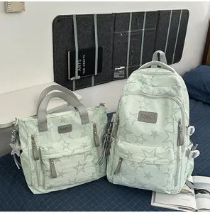 Ensemble de sac à dos et sac à main vert clair à motif étoilé, présenté dans une chambre