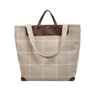 Beige karierte Canvas-Tasche mit dunkelbraunen Ledergriffen, Lederbesatz und Schulterriemen