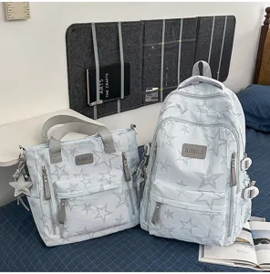 Deux sacs bleu clair à étoiles blanches, avec poches avant, texture nylon et breloques assorties