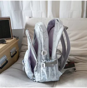 Vue arrière du sac bleu clair à étoiles, avec bretelles rembourrées, boucles et doublure violette