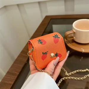 Femmes Mignon Strawberry Broderie Cuir PU Mini Sac Bandoulière Petit Portefeuille Porte-Carte Avec Chaîne Dorée